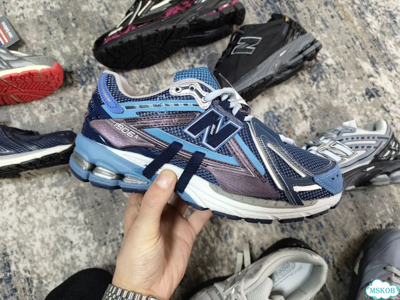 Кроссовки New Balance 1906 много цветов на руках фото 6