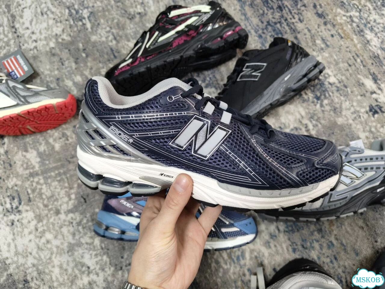 Кроссовки New Balance 1906 много цветов на руках фото 7