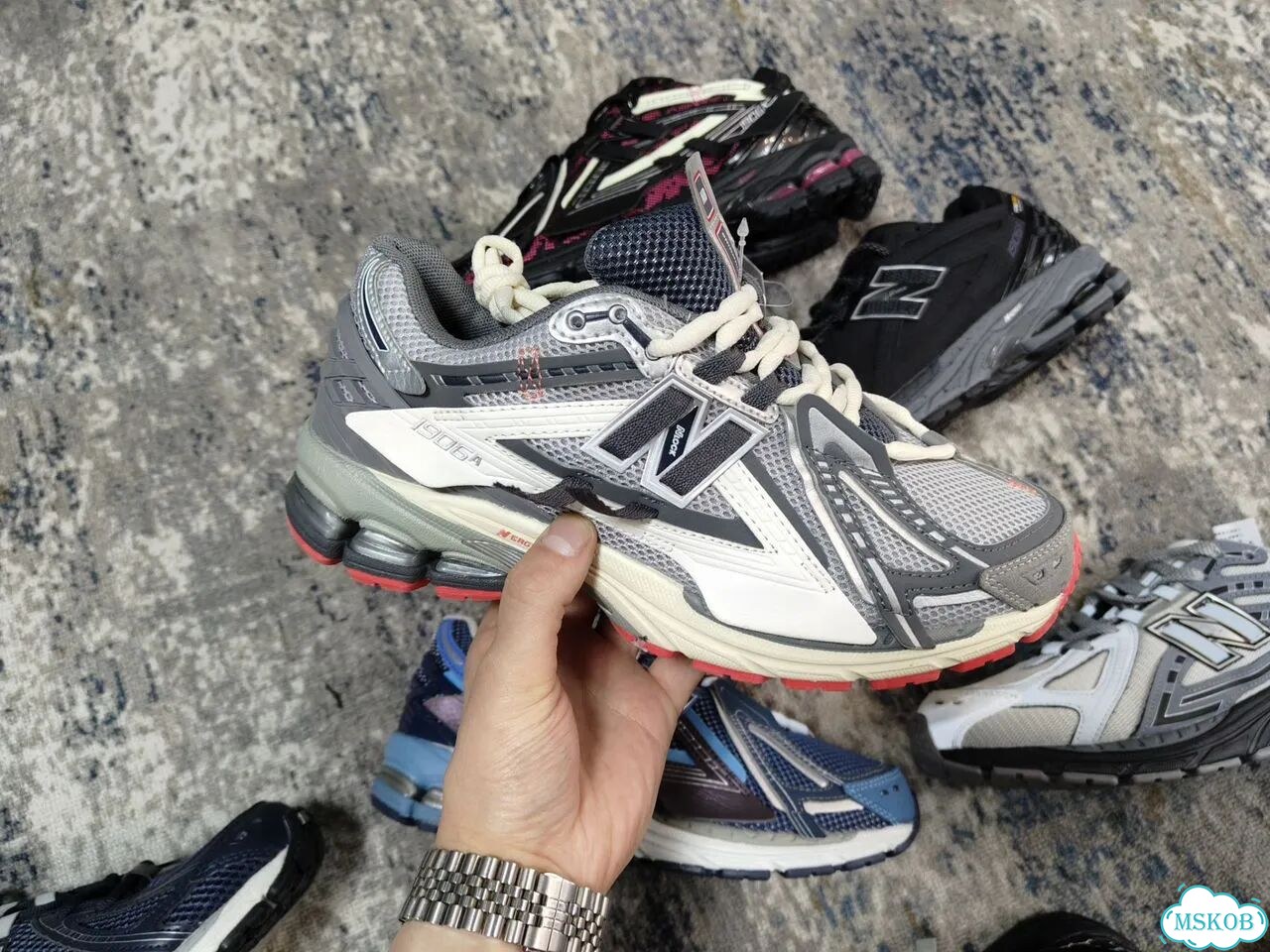 Кроссовки New Balance 1906 много цветов на руках фото 8