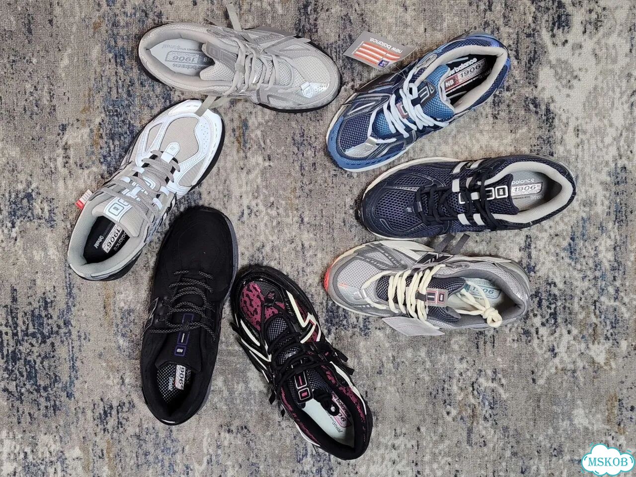Кроссовки New Balance 1906 много цветов на руках фото 9