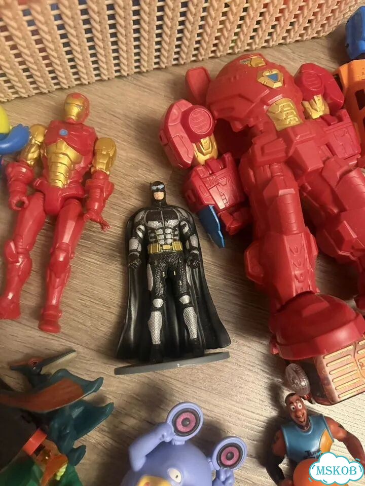 Игрушки для мальчика Marvel,Бэтмен, трекер фото 1