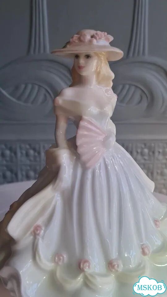 Фарфоровая статуэтка Coalport Debutante фото 1