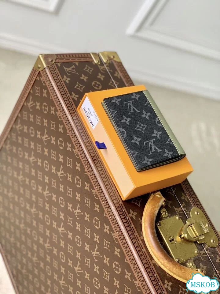 Обложка для паспорта Louis Vuitton фото 3
