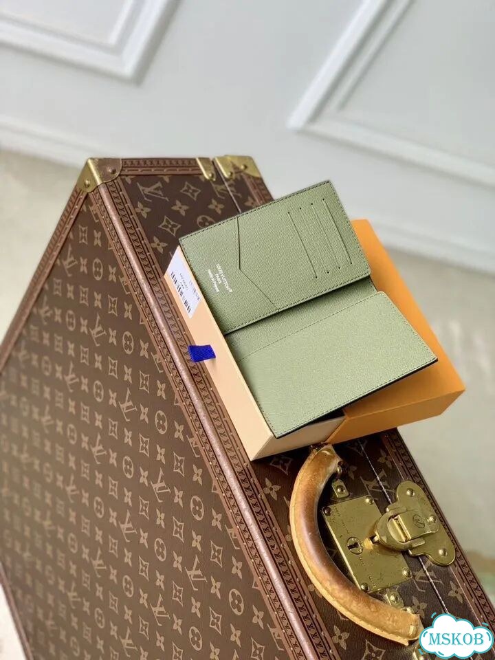 Обложка для паспорта Louis Vuitton фото 4
