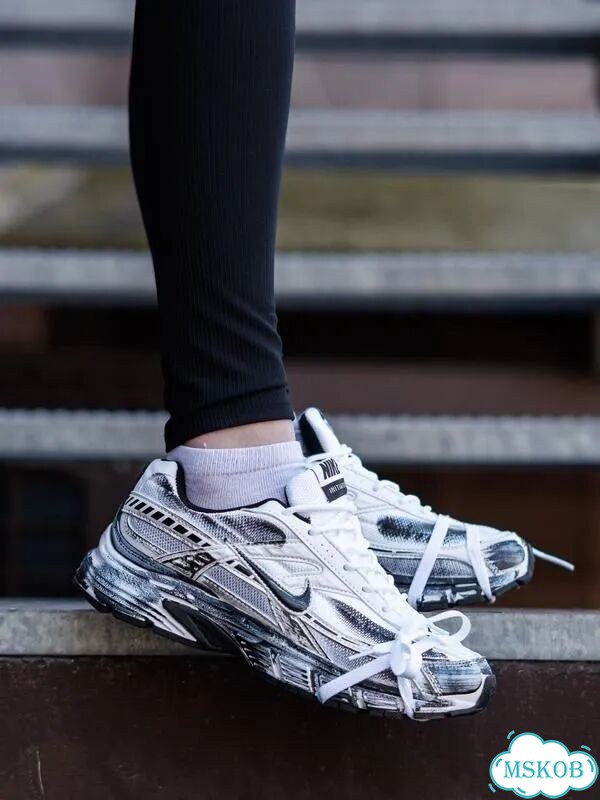 Кроссовки Nike Initiator Custom Бело-Черные фото 2