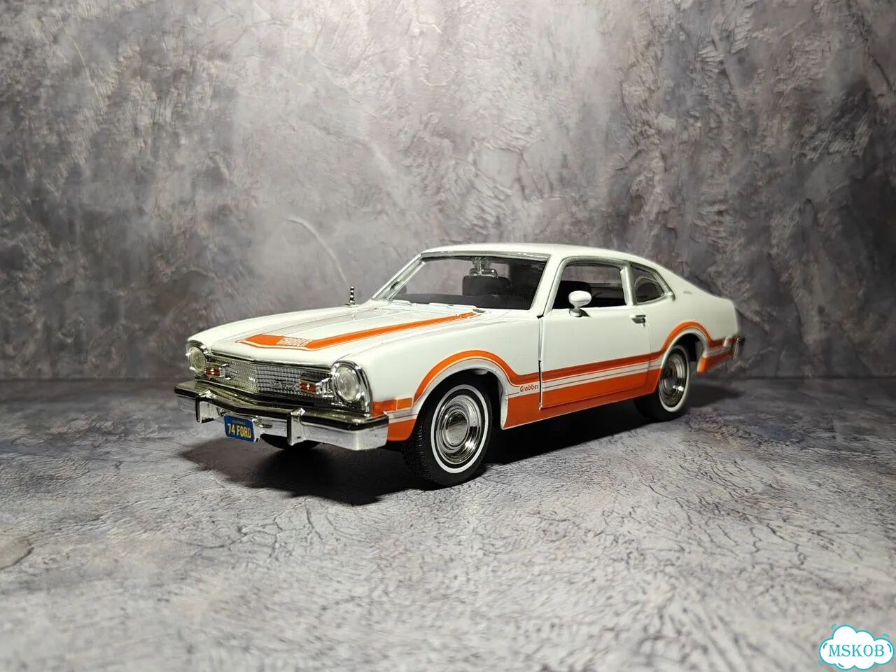 1/24 Ford Maverick Grabber (1974) White, Motormax фото 1