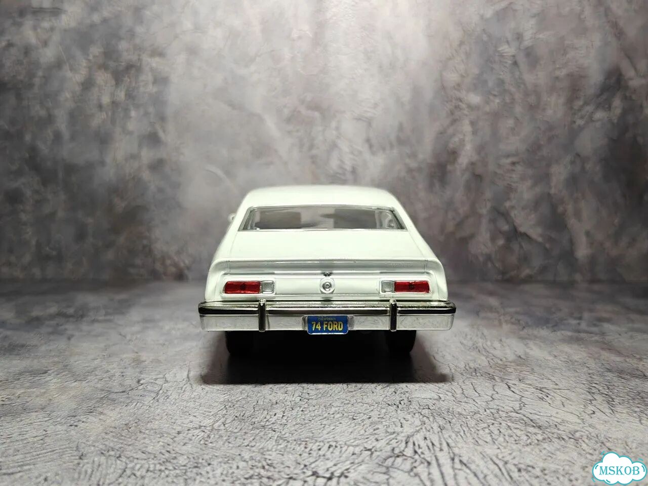 1/24 Ford Maverick Grabber (1974) White, Motormax фото 7