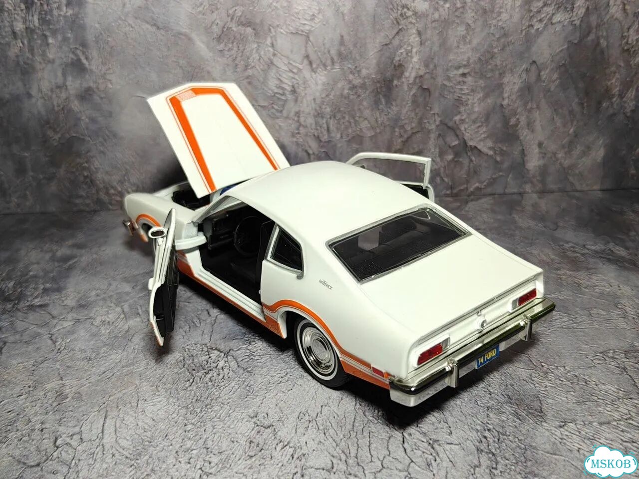 1/24 Ford Maverick Grabber (1974) White, Motormax фото 8