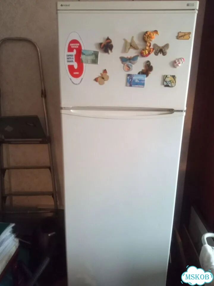 Холодильник марки Indesit фото 1
