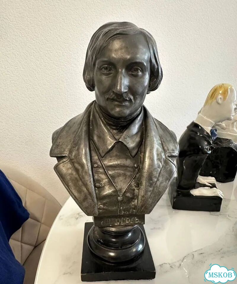 Бюст H.B. Гoгoля, мастерская C. Дoбрoдeевa фото 1