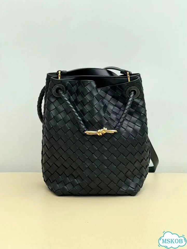 Чёрная сумка Bottega Veneta Andiamo Bucket фото 1