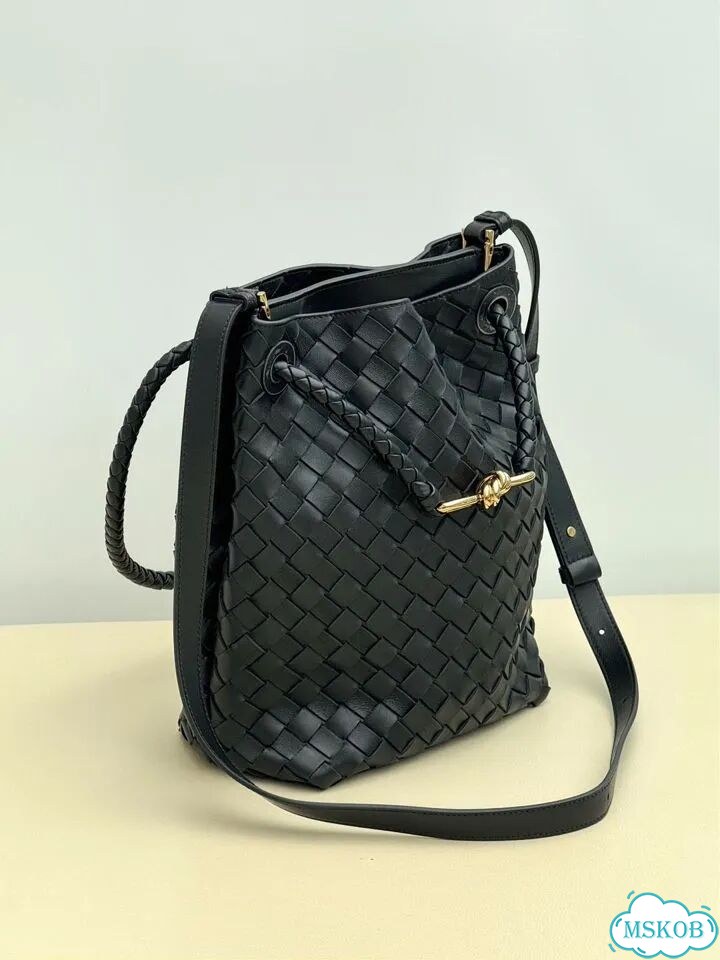 Чёрная сумка Bottega Veneta Andiamo Bucket фото 2