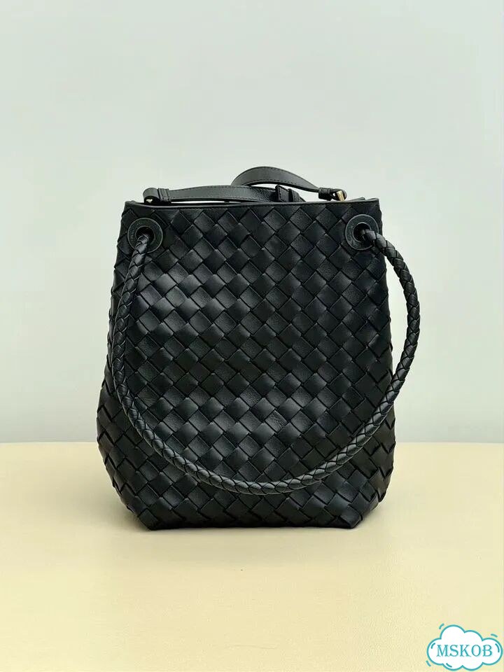 Чёрная сумка Bottega Veneta Andiamo Bucket фото 3