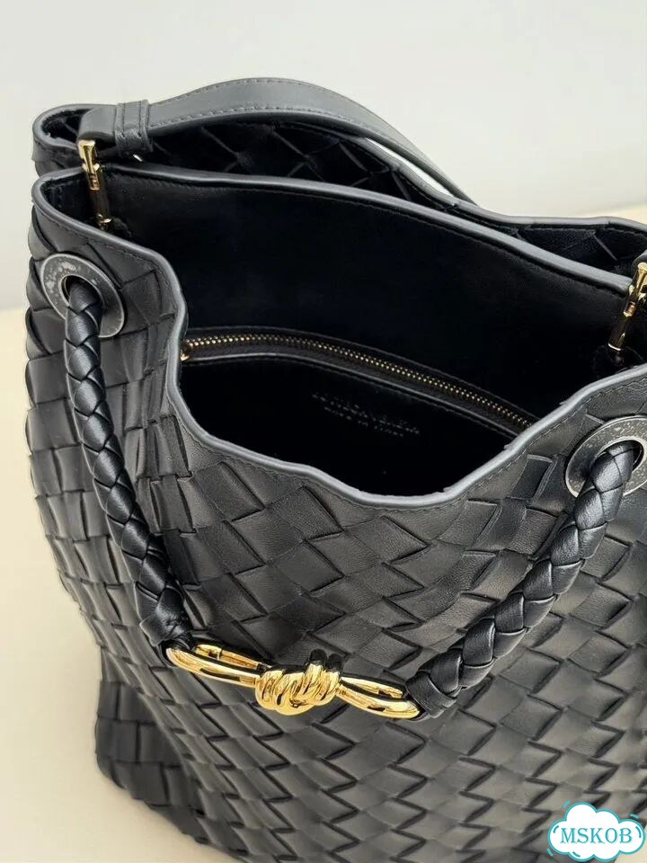Чёрная сумка Bottega Veneta Andiamo Bucket фото 4
