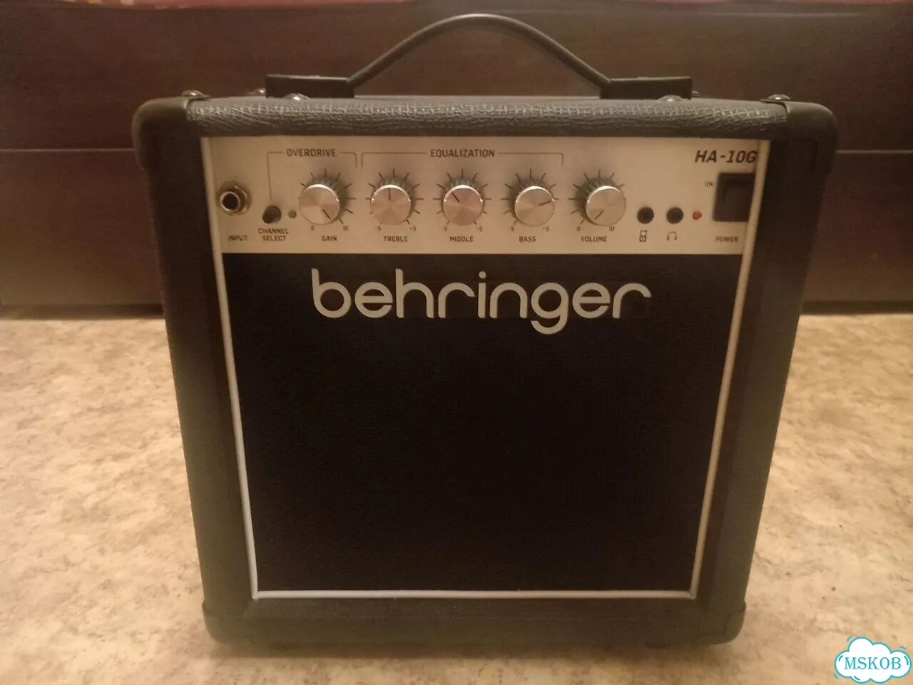 Гитарный комбоусилитель benringer HA-10G фото 1