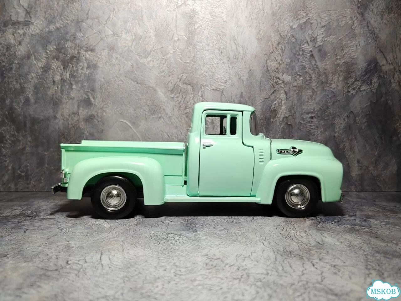 Модель 1/24 Ford F-100 Pickup 1955 Mint, Motormax фото 5