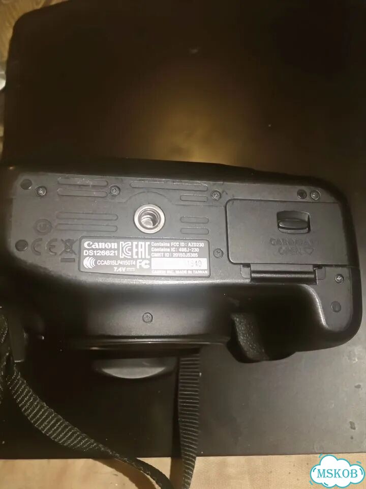 Canon 1300d body почти новый фото 3