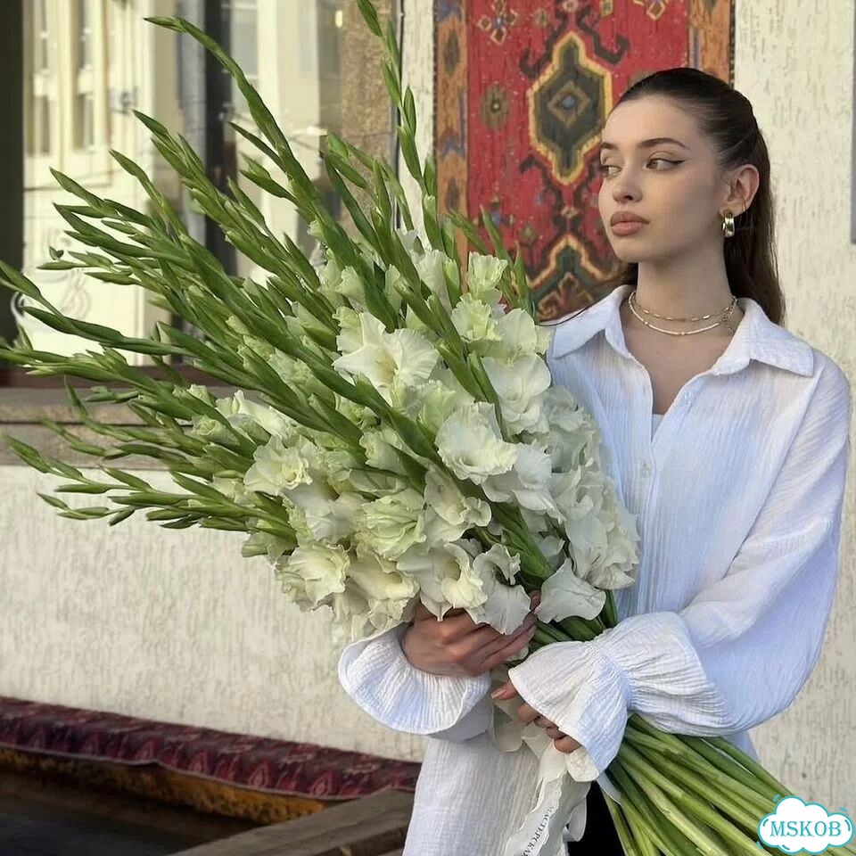 Белые гладиолусы с доставкой Москва фото 1