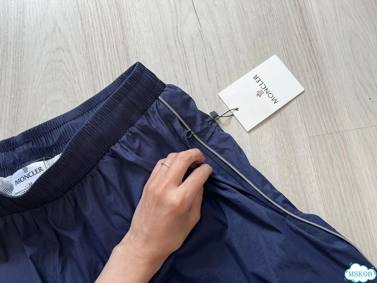 Moncler штаны широкие фото 6