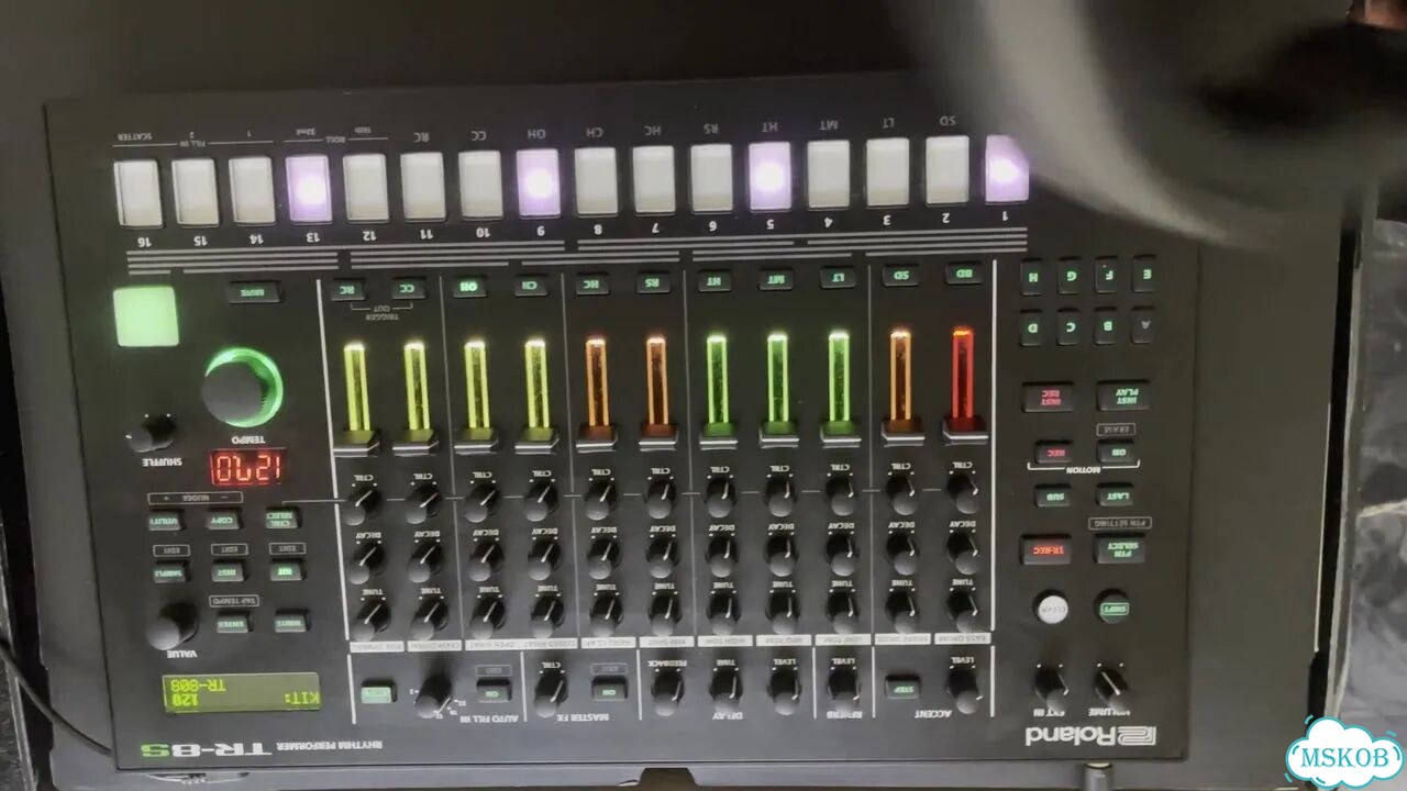 Roland tr8s фото 1
