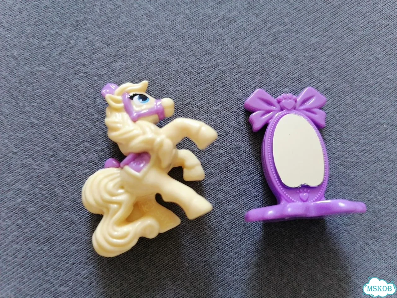 Фигурка kinder Пони с зеркалом фото 3