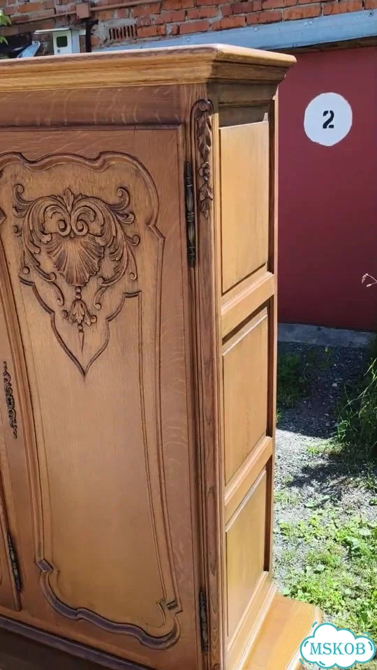 Дубовый буфет - витрина в стиле Чипиндейл фото 1