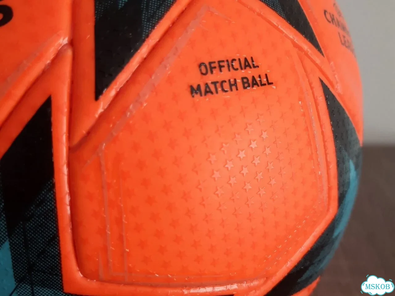 Футбольный мяч Adidas UCL Pro Void Winter Ball фото 11