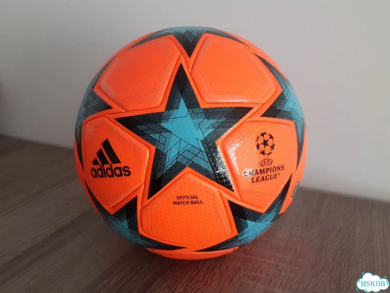 Футбольный мяч Adidas UCL Pro Void Winter Ball фото 2