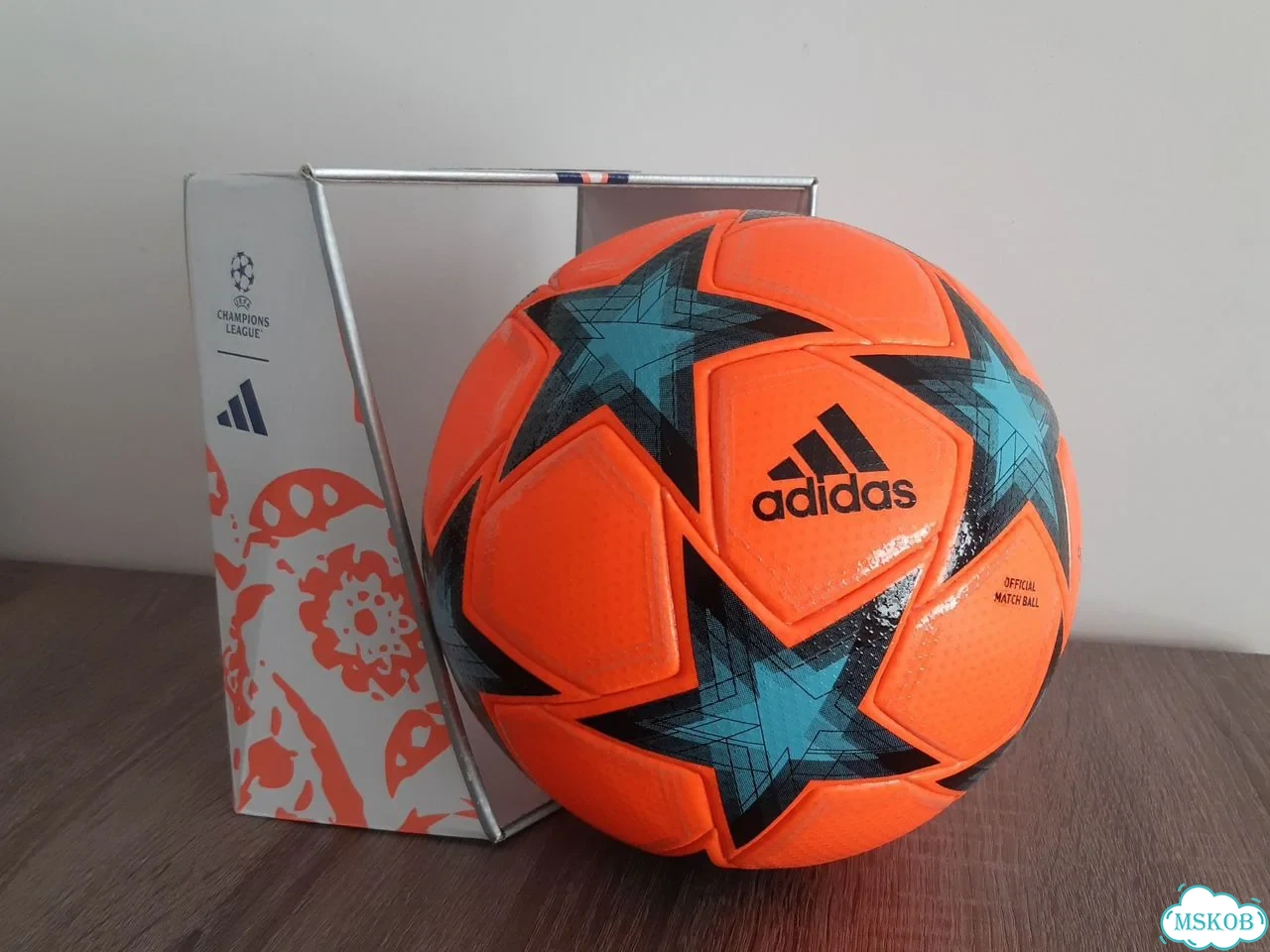 Футбольный мяч Adidas UCL Pro Void Winter Ball фото 3