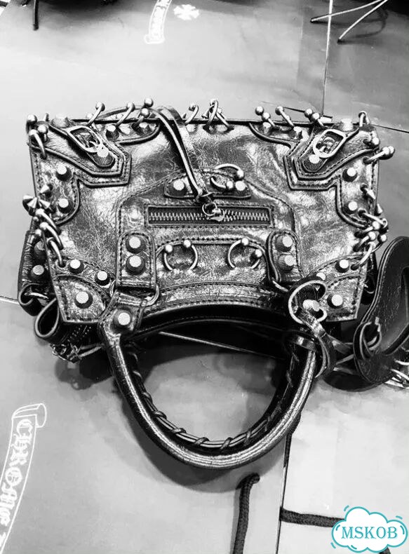 Сумка кожаная черная авангард стиль Balenciaga фото 2