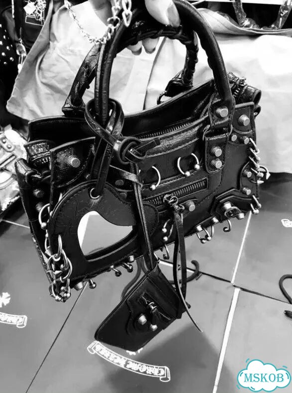 Сумка кожаная черная авангард стиль Balenciaga фото 3