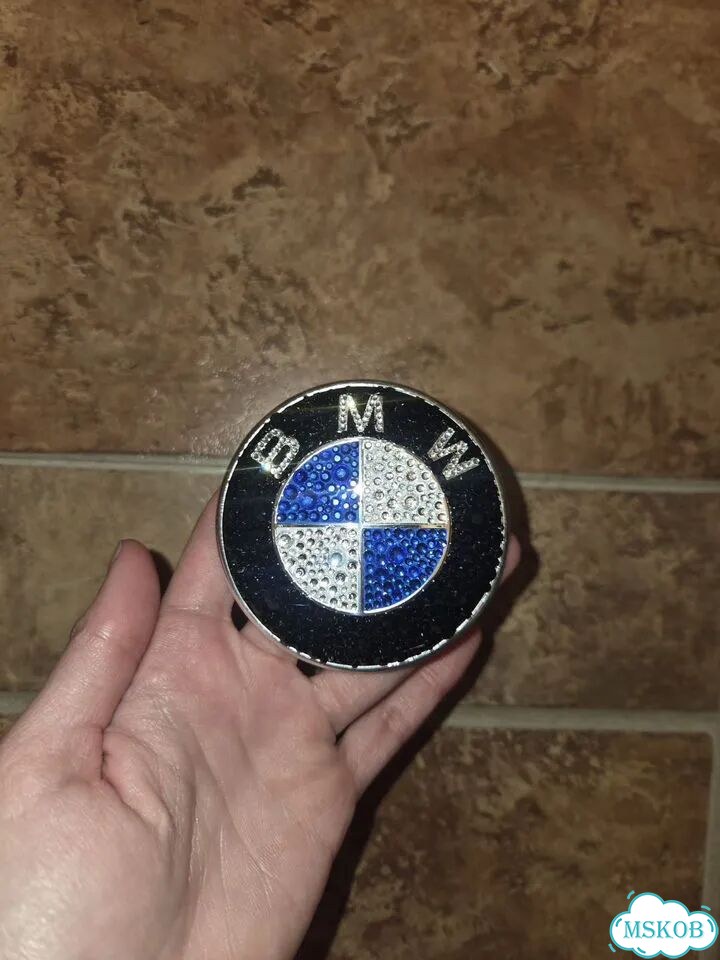 Шильдик BMW в стразах фото 1