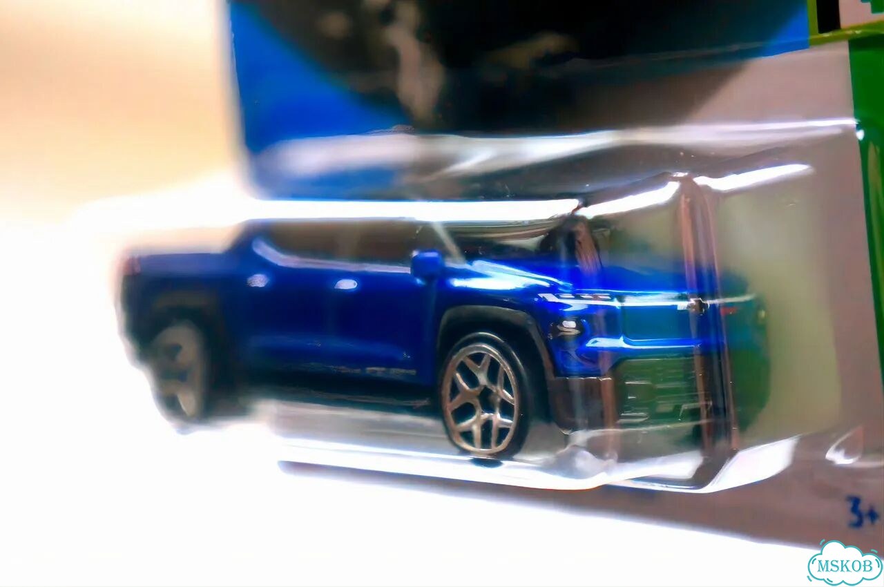 Hot Wheels Chevrolet Silverado EV RST фото 3