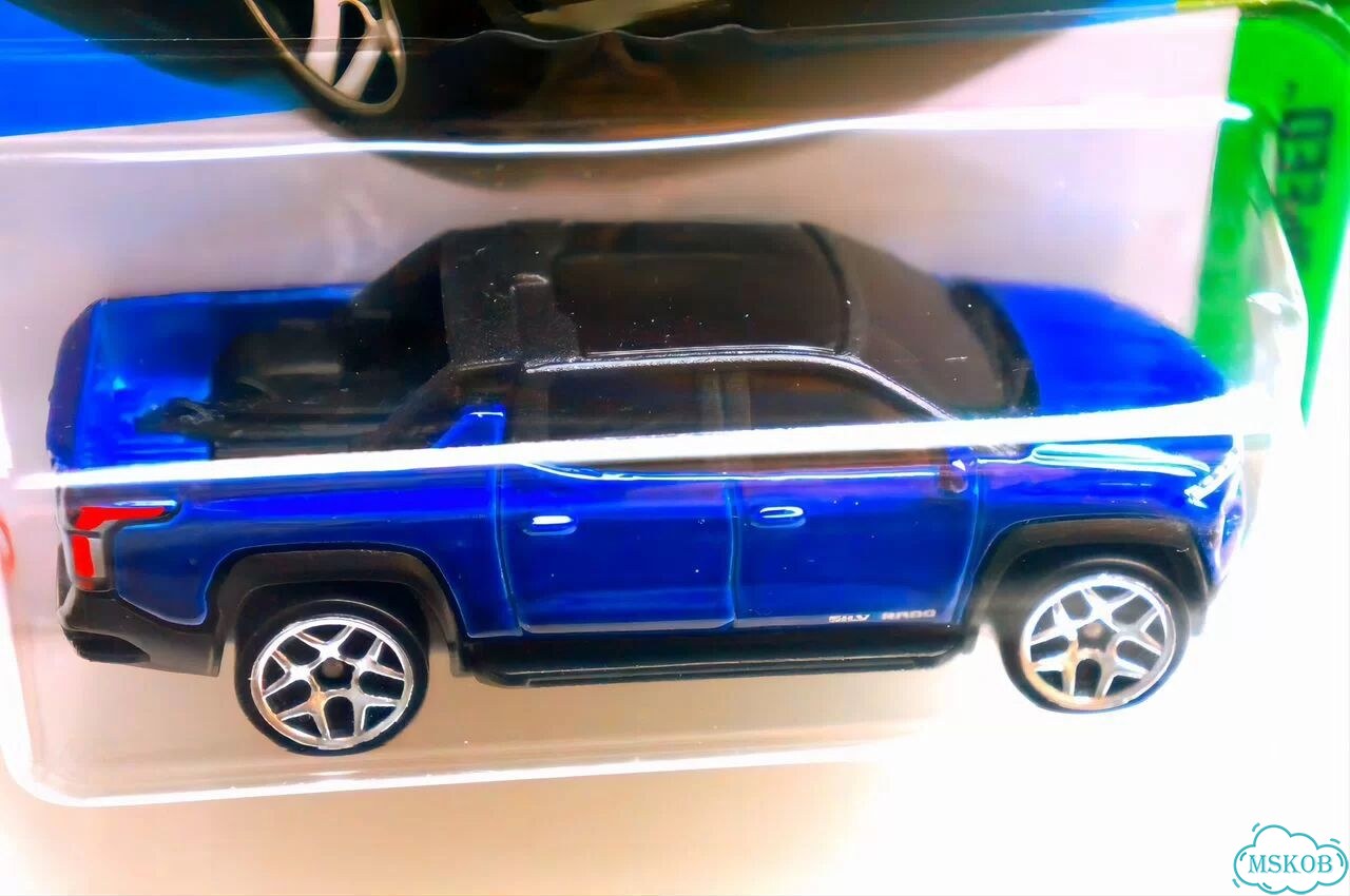 Hot Wheels Chevrolet Silverado EV RST фото 4
