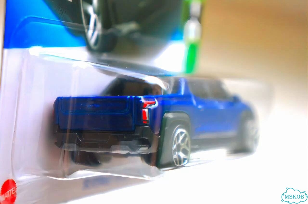 Hot Wheels Chevrolet Silverado EV RST фото 5
