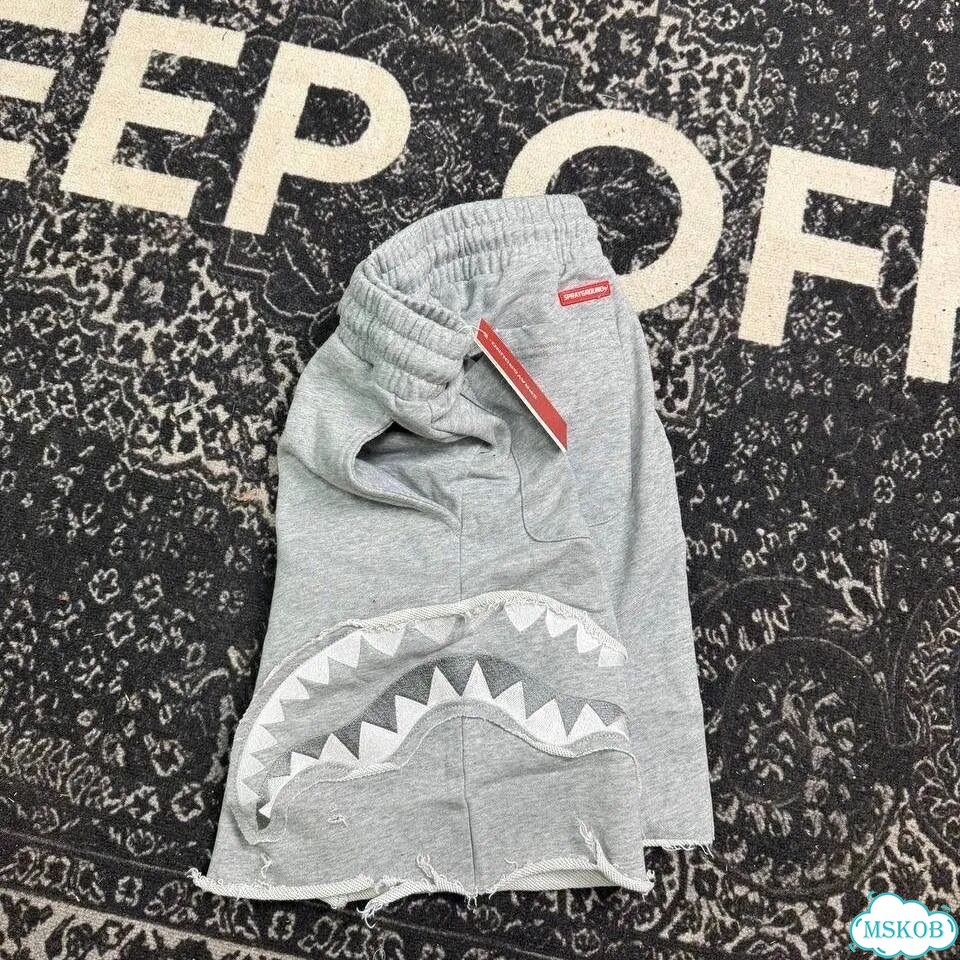 Шорты sprayground серые/черные на руках bape type фото 7