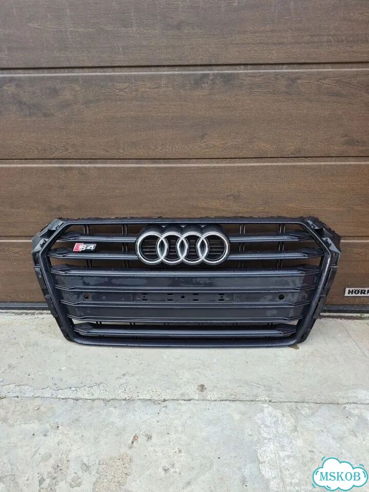 Решётка радиатора Audi S4 фото 1