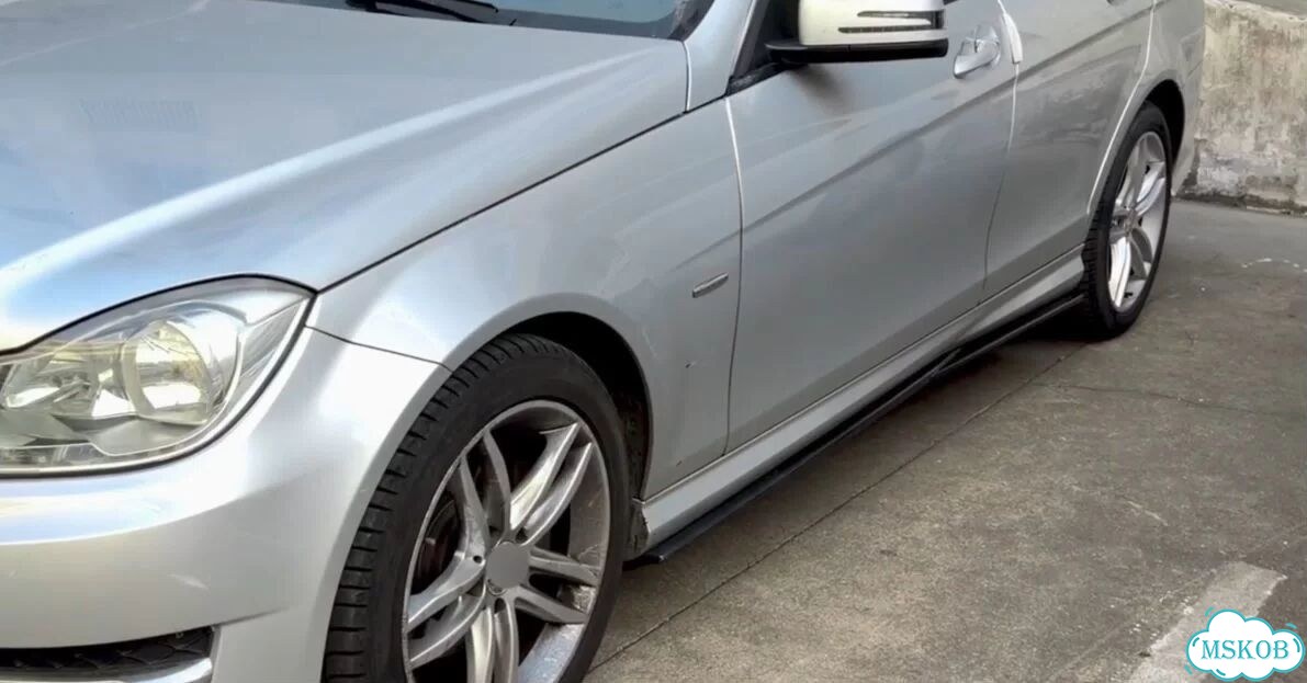 Боковые лезвия порогов mercedes W204 Черный карбон фото 1