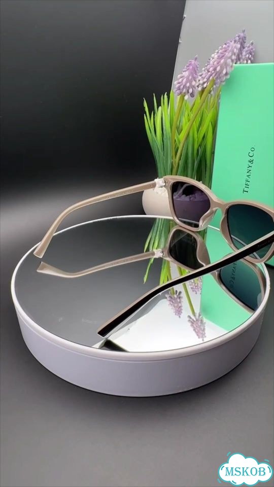 Очки tiffany & CO. — С темными градиентными фото 1