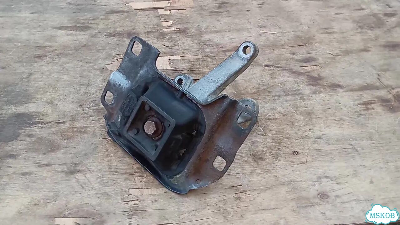 Опора кпп Ford Focus 2 1,6 л фото 1